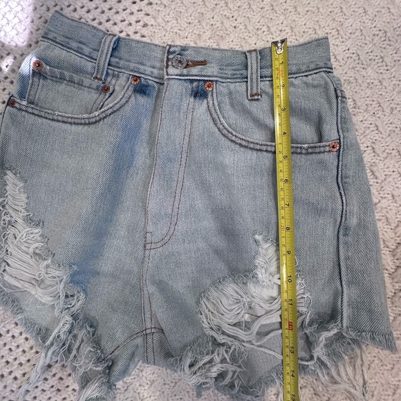 LEVIS 505 VINTAGE WOMENS 36/30  Distressed Light Blue Denim Shorts - Picture 3 of 13